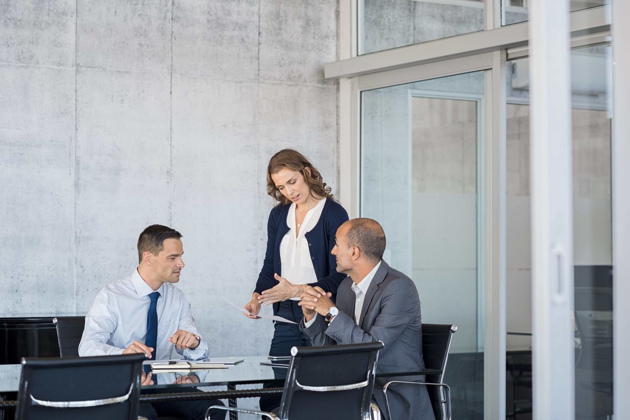 BI-specialist voert controle uit tijdens interim finance opdracht via BAS Consultancy