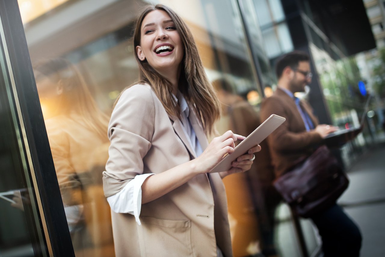 Teamleden bekijken gezamenlijk duidelijke data-overzichten op een scherm en gebruiken deze informatie om dagelijkse operationele beslissingen te verbeteren.