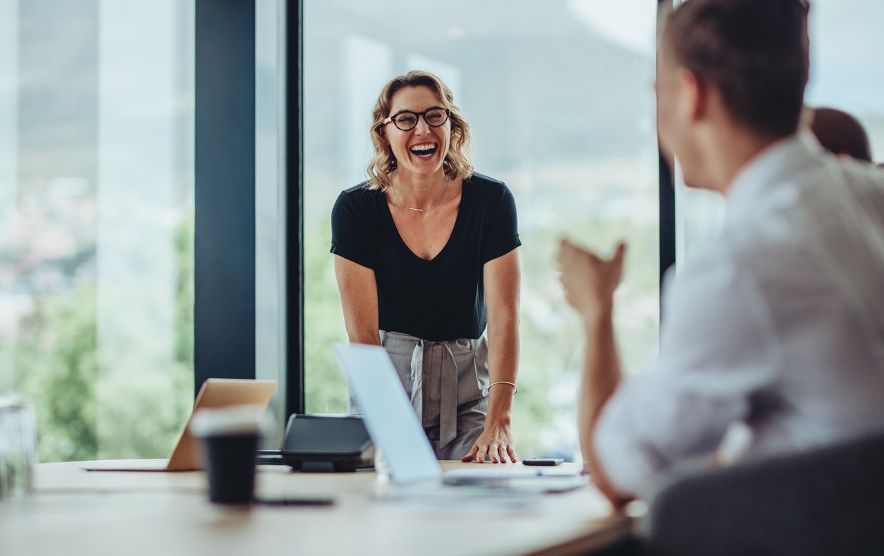 Professional van J&J Innovative Medicine lacht en werkt aan implementatie SAP S/4HANA en BravO.
