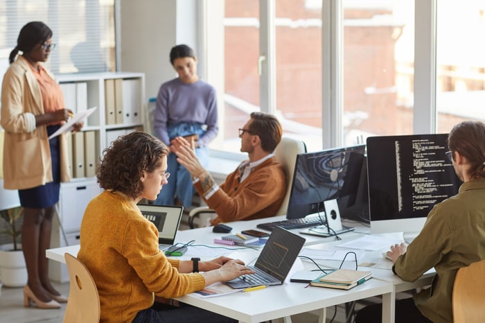 Interim finance- en dataspecialisten van BAS Consultancy werken samen met een opdrachtgever aan financiële en datagedreven oplossingen.