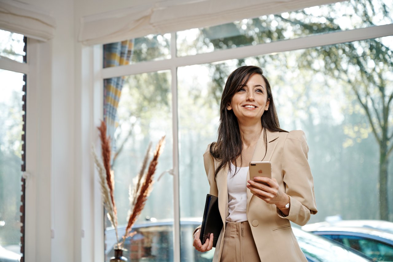 Afbeelding van medewerker van ZDG die samenwerken binnen de uitvaartzorg, ter illustratie van de groeiende organisatie en haar focus op kwaliteit, innovatie en uniforme rapportages.