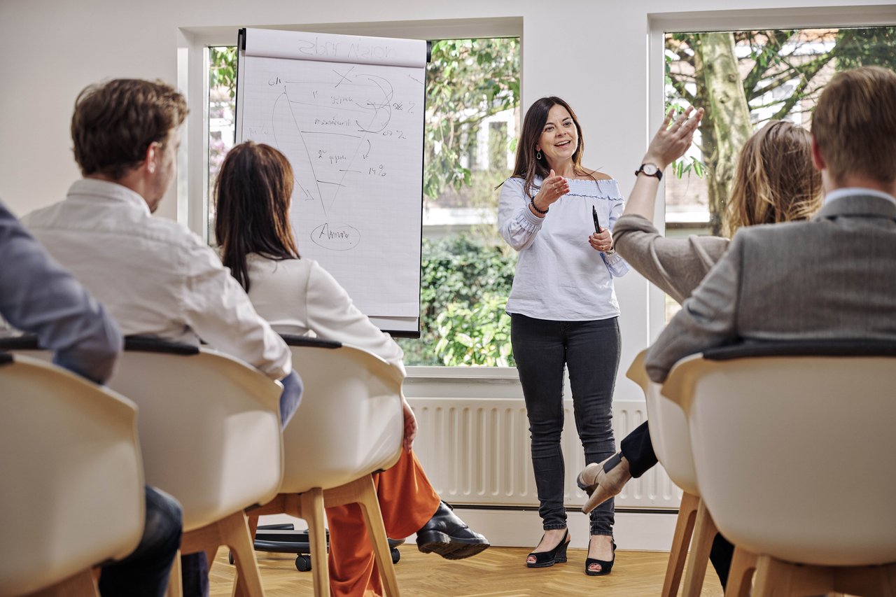 Finance en data experts in training over strategische oplossingen bij Creating Insights